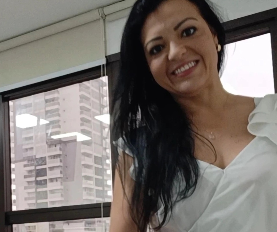 Foto da Dra. Fabiana Castilho Mansano Sanches no consultório
